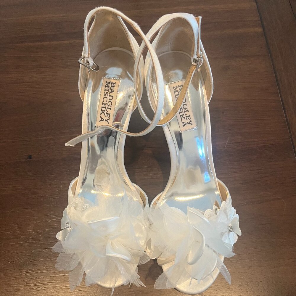 NIB White Badgley Mishka Bridal Flower Heels
